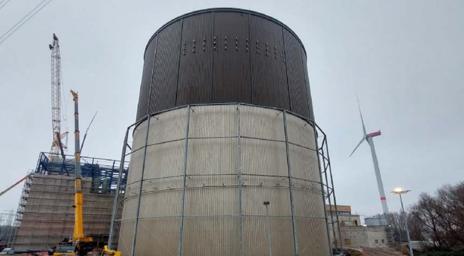 District heating storage facility in Dradenau with several large storage tanks and industrial infrastructure in the background.