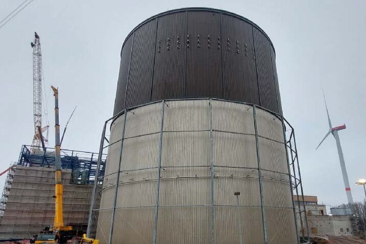 District heating storage facility in Dradenau with several large storage tanks and industrial infrastructure in the background.