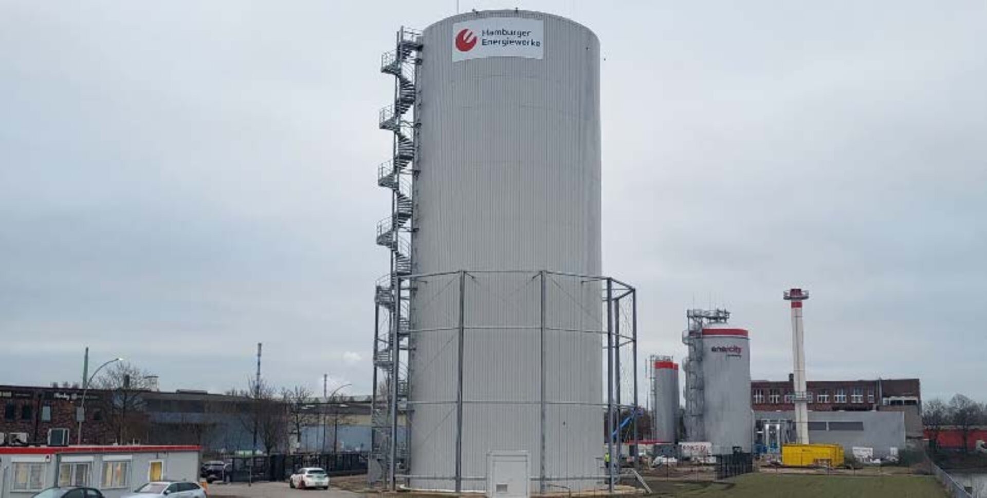 Pressure storage system in Peute with large vertical storage tank and surrounding technical equipment.